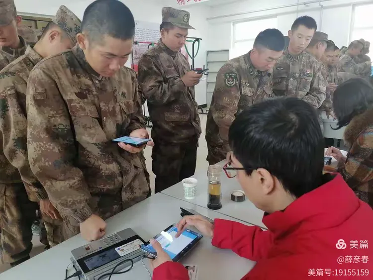 在现场，我行员工对存款、理财、公务卡、转账汇款等10余款专属产品进行介绍，多角度满足军人的日常金融需